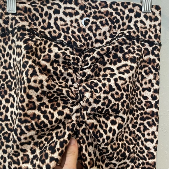 ZYIA Active Leopard Brilliant Scrunchy What Hi-rise 7/8 Leggings - Picture 10 of 11